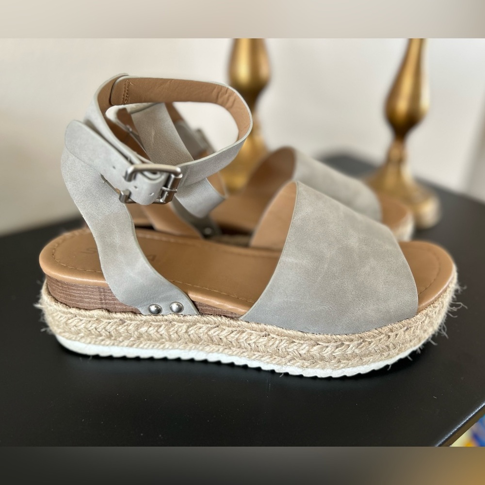 Soda Topic gray platform sandals Sz 8.5
